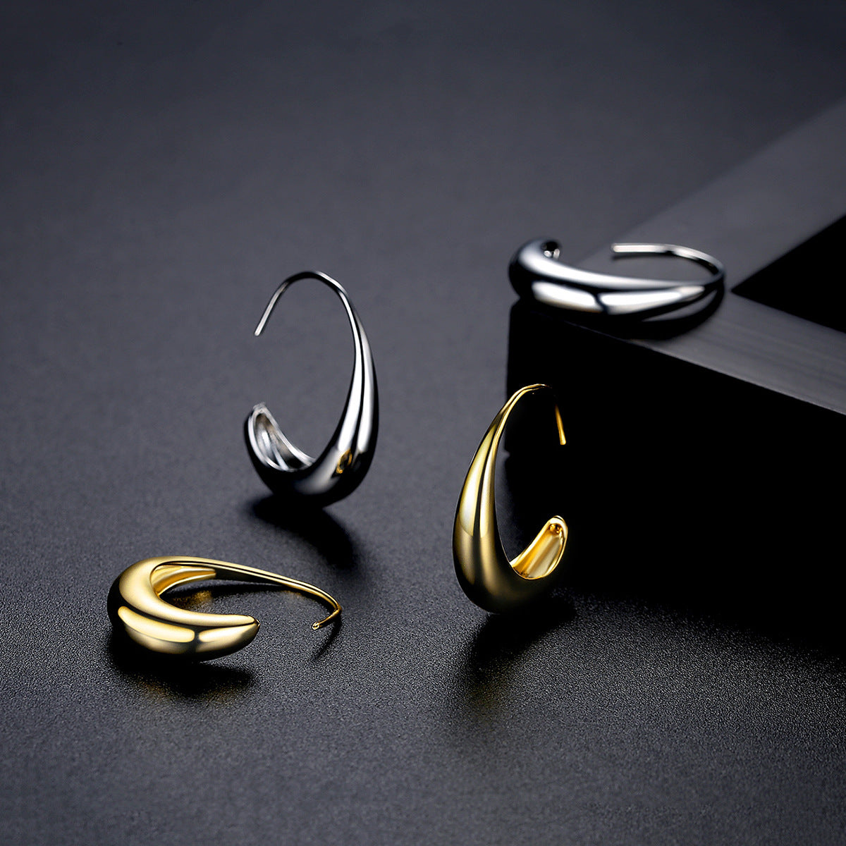 Lightweight Minimalist Hoop Earrings