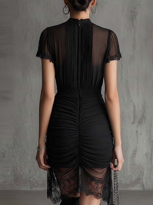 Vestito corto nero in chiffon con pieghe in vita e bordo in pizzo