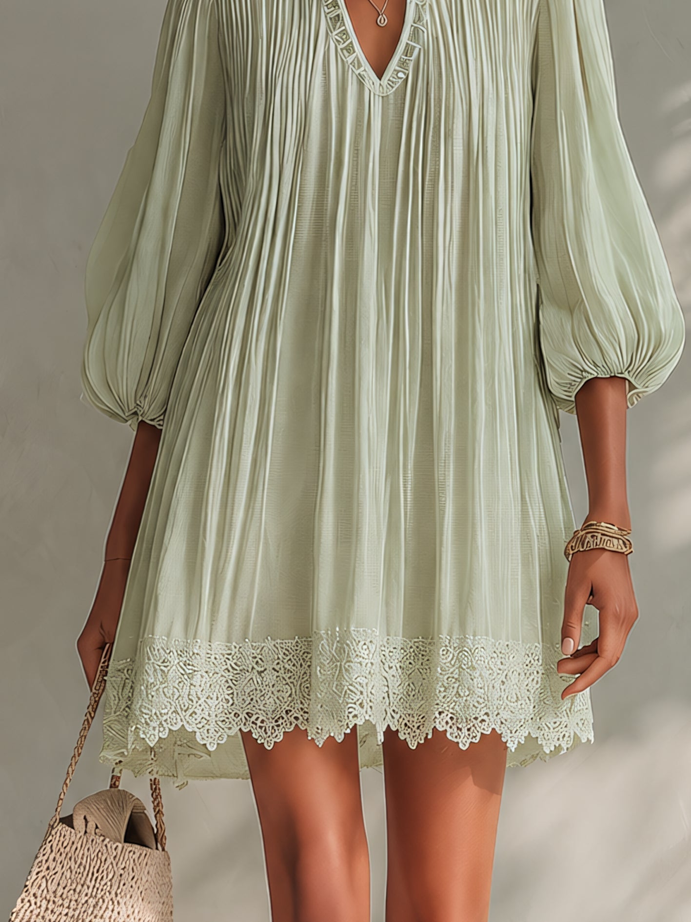 Vestito mini verde chiaro in chiffon plissettato con maniche a lanterna e pizzo