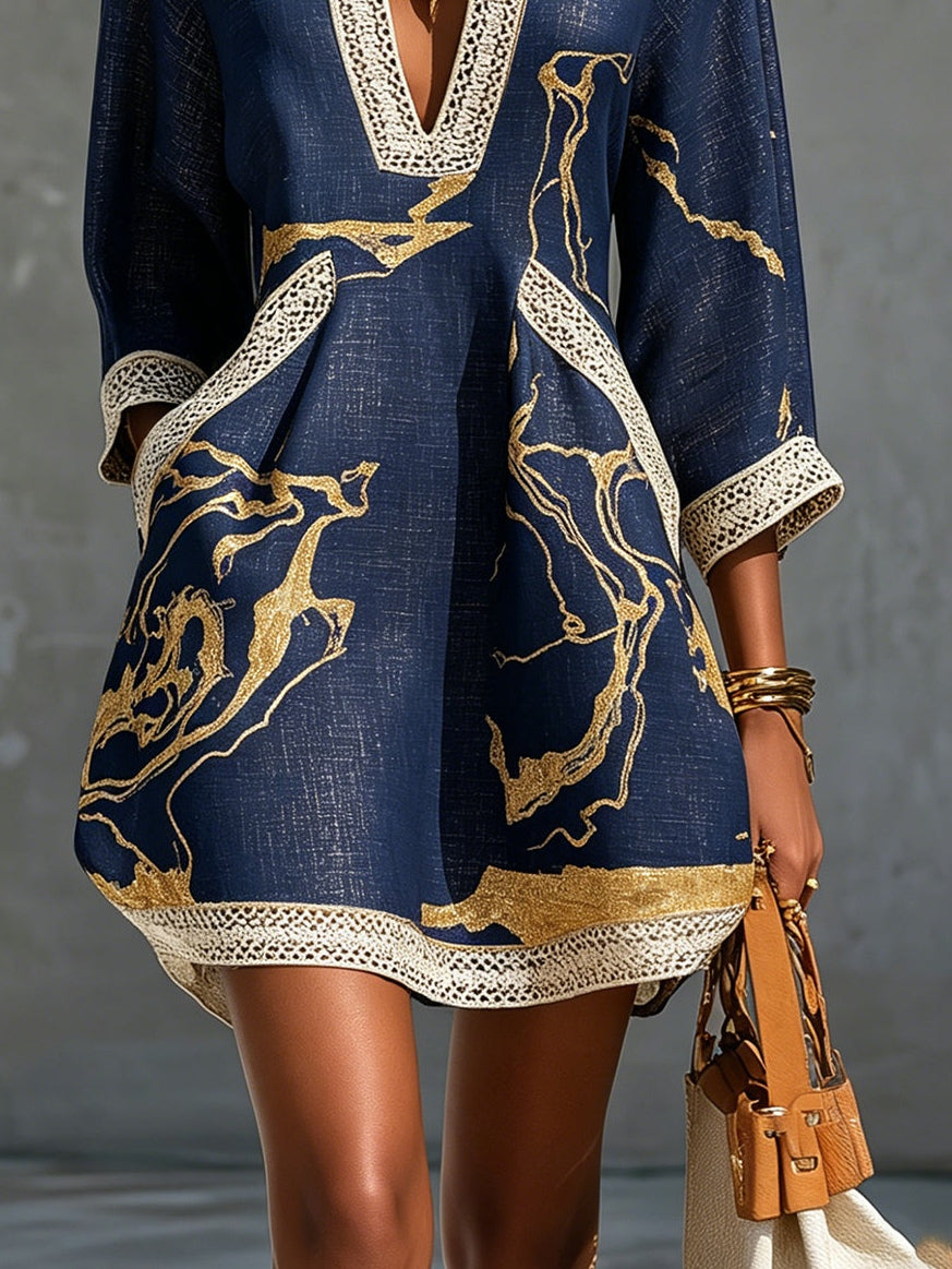 Minidress blu navy con stampa dorata, scollo a V e inserti a uncinetto