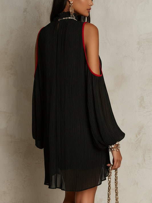 Abito mini in chiffon nero a pieghe con spalle scoperte e bordo rosso