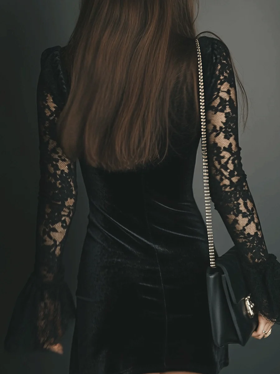 Vestito mini nero in velluto con pizzo e maniche svasate