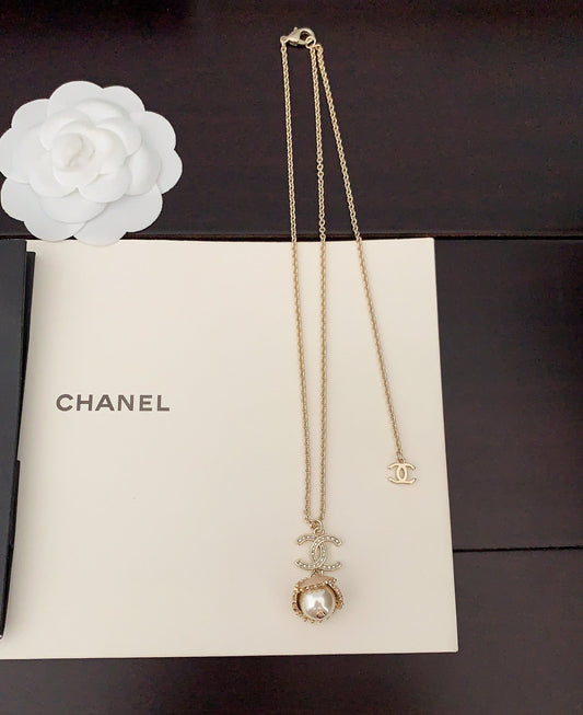 18K Chanel Pearls Flower Necklace