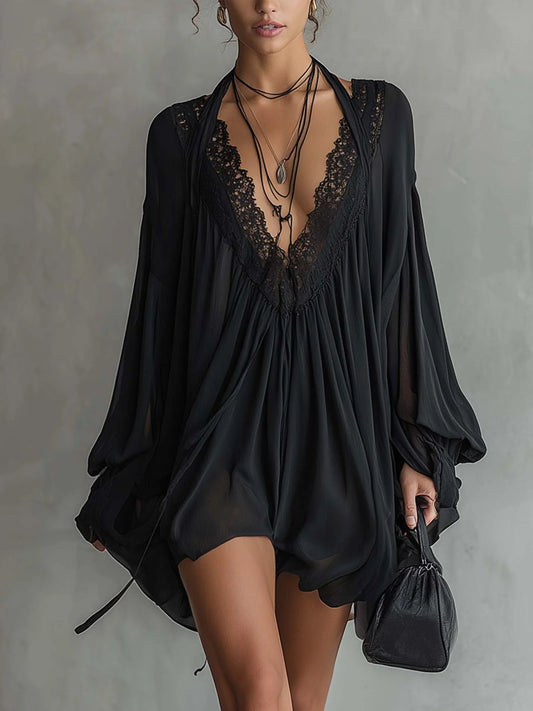 Abito mini nero in chiffon con scollo all'halter in pizzo