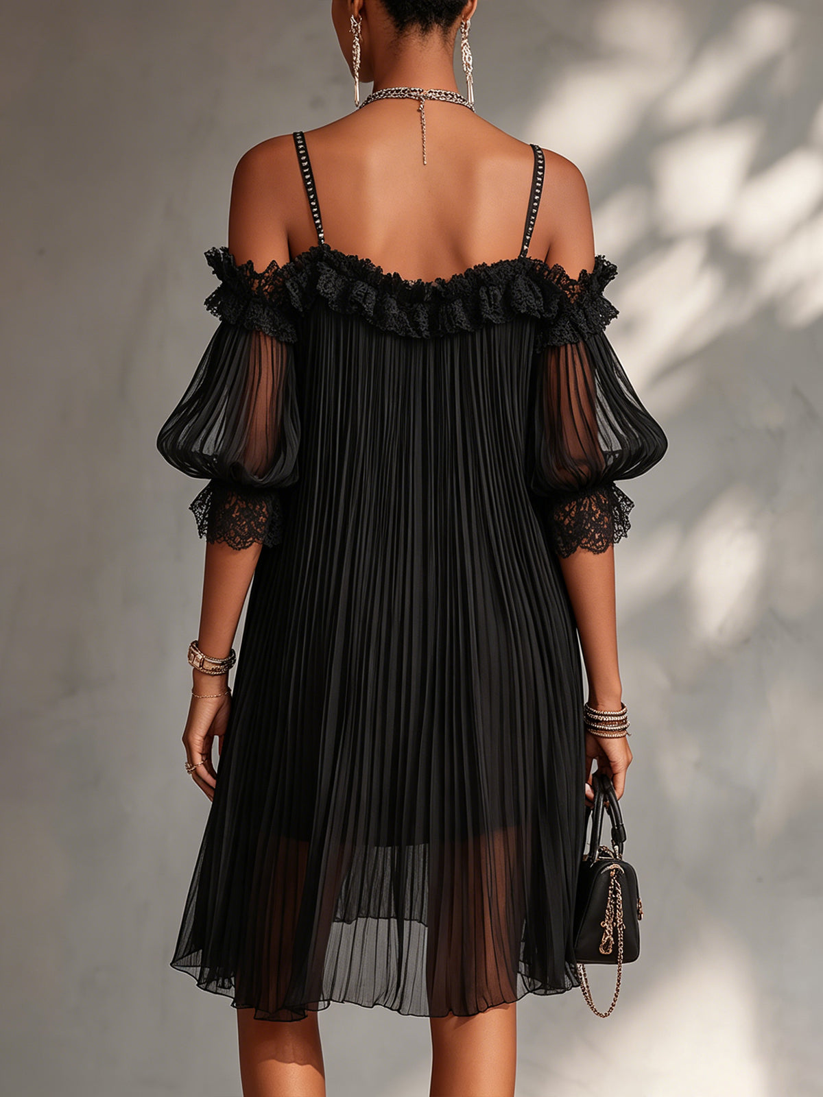 Vestito nero corto in chiffon a spalle scoperte con bordo in pizzo