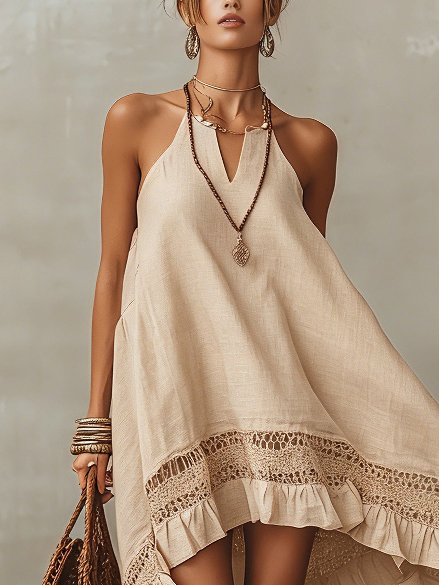 Minidress beige con laccetti, orlo asimmetrico e dettagli a crochet