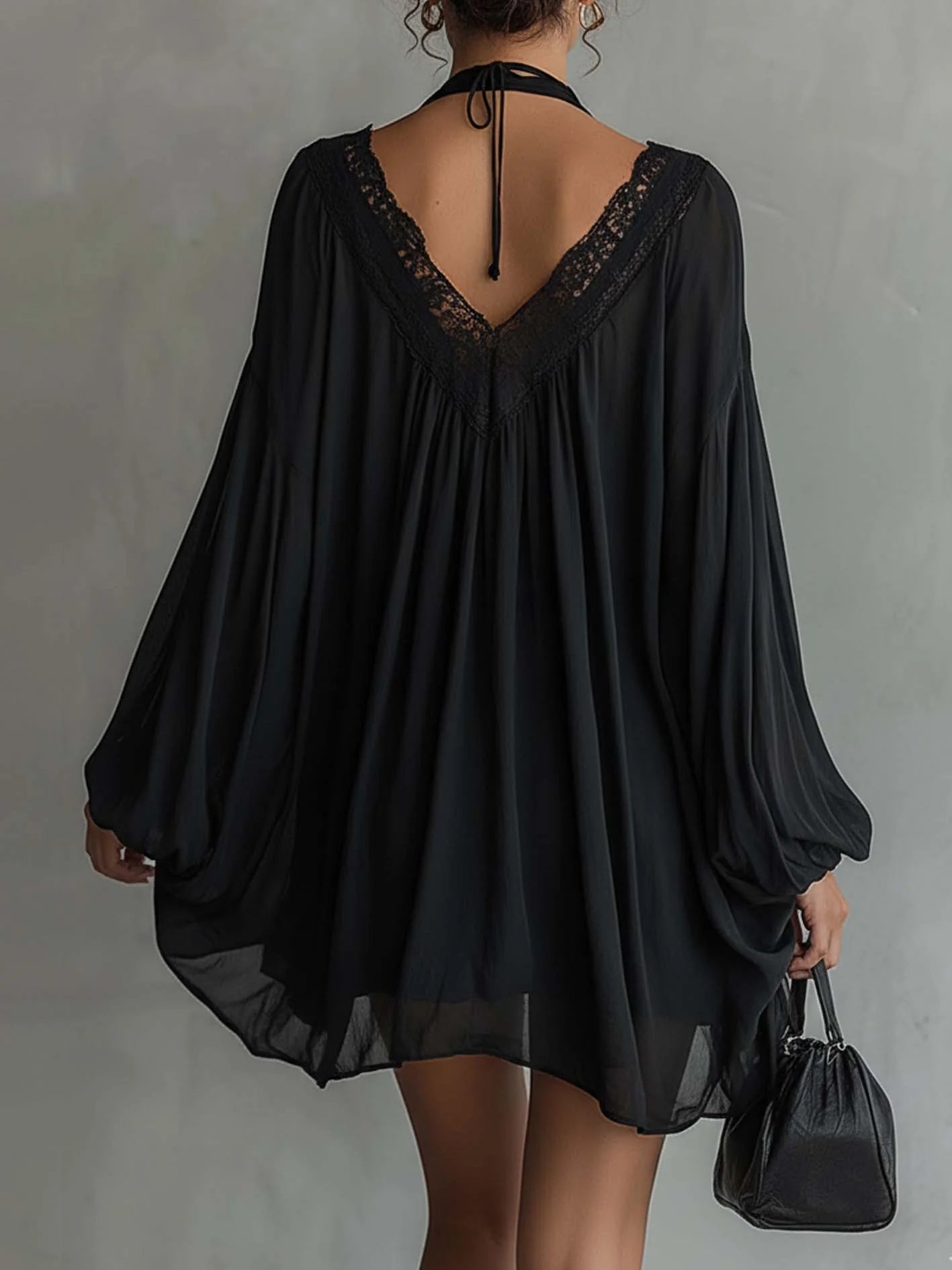 Abito mini nero in chiffon con scollo all'halter in pizzo