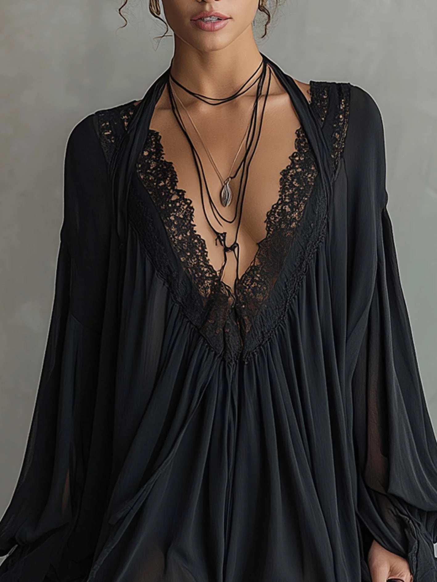 Abito mini nero in chiffon con scollo all'halter in pizzo