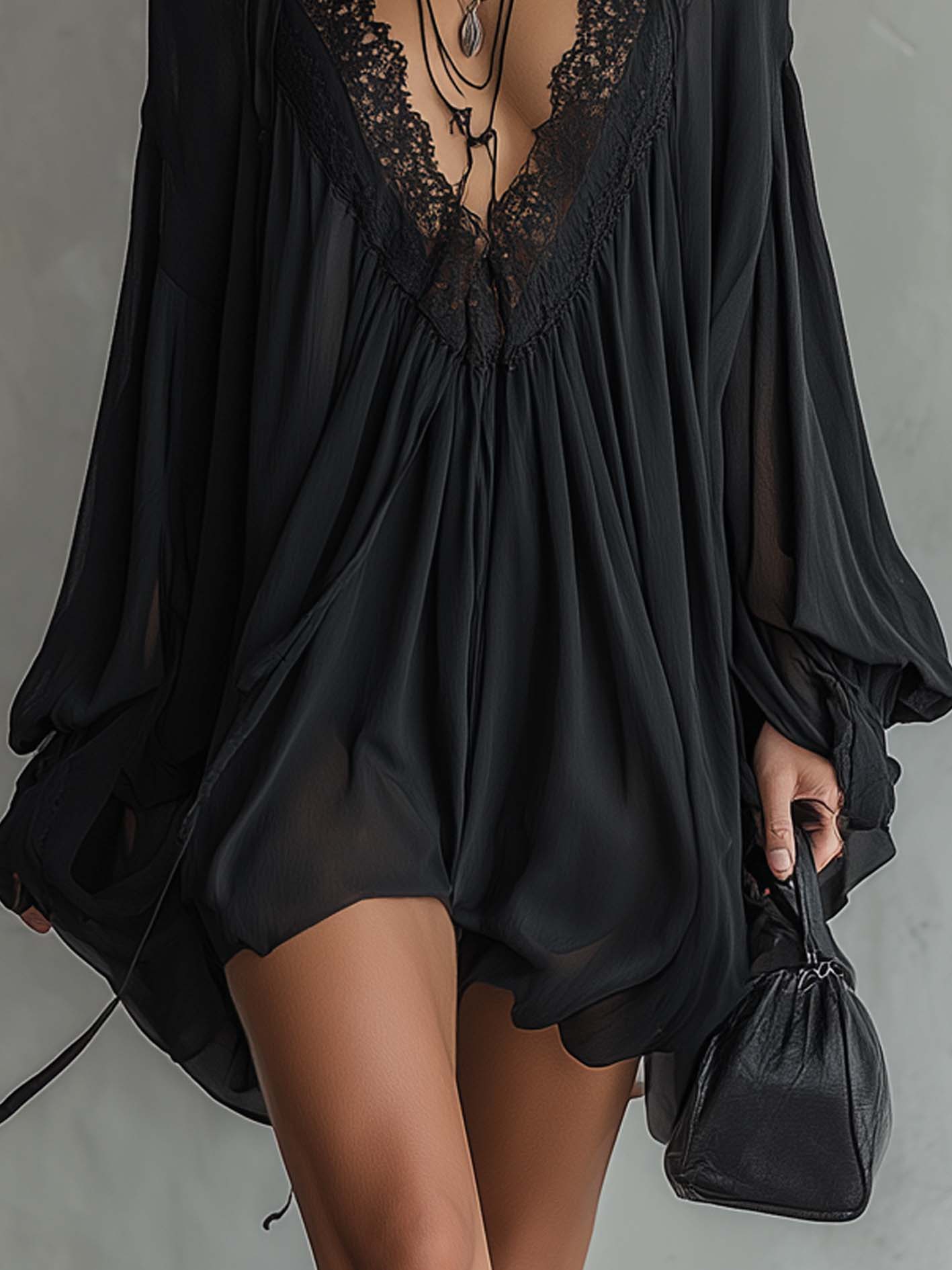 Abito mini nero in chiffon con scollo all'halter in pizzo