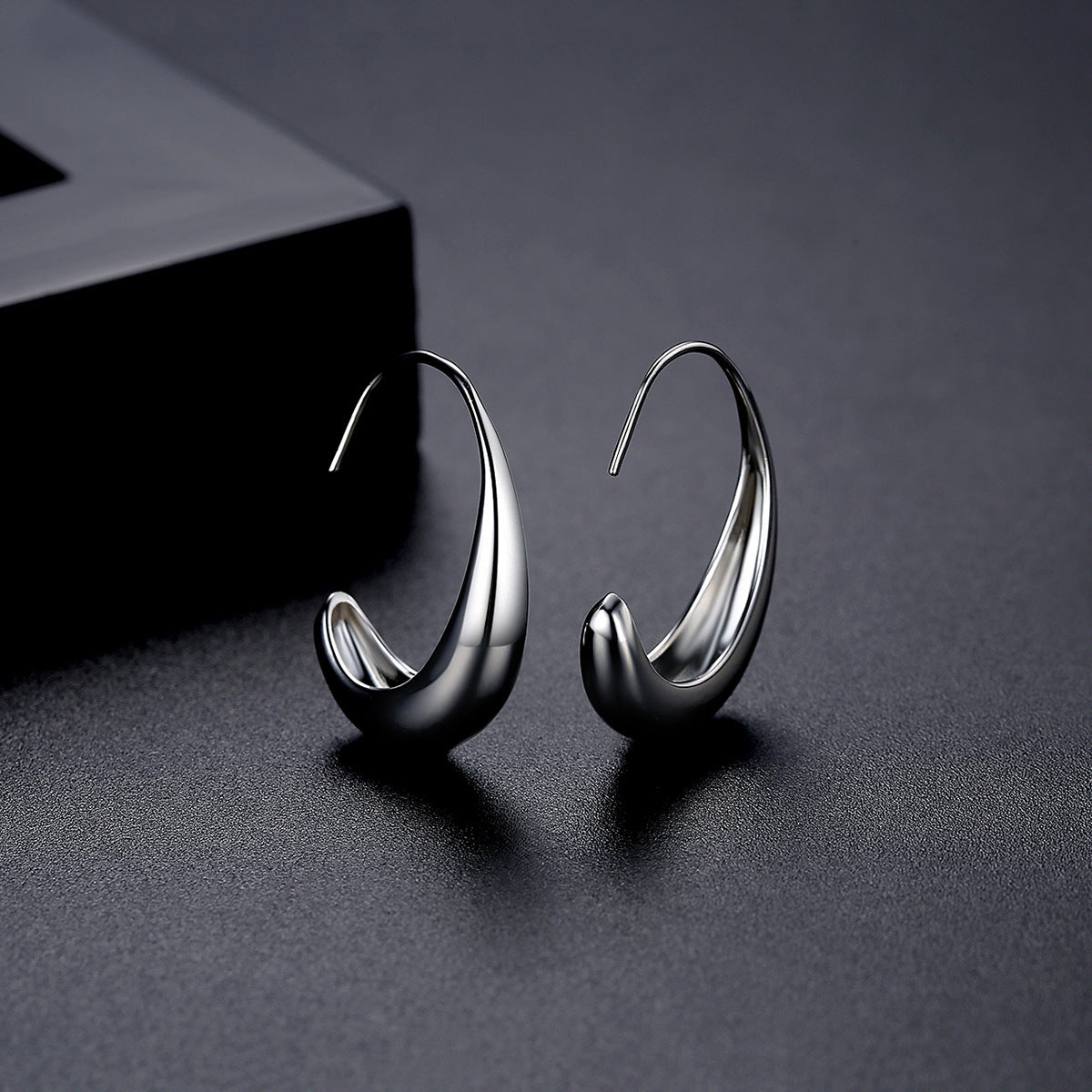 Lightweight Minimalist Hoop Earrings