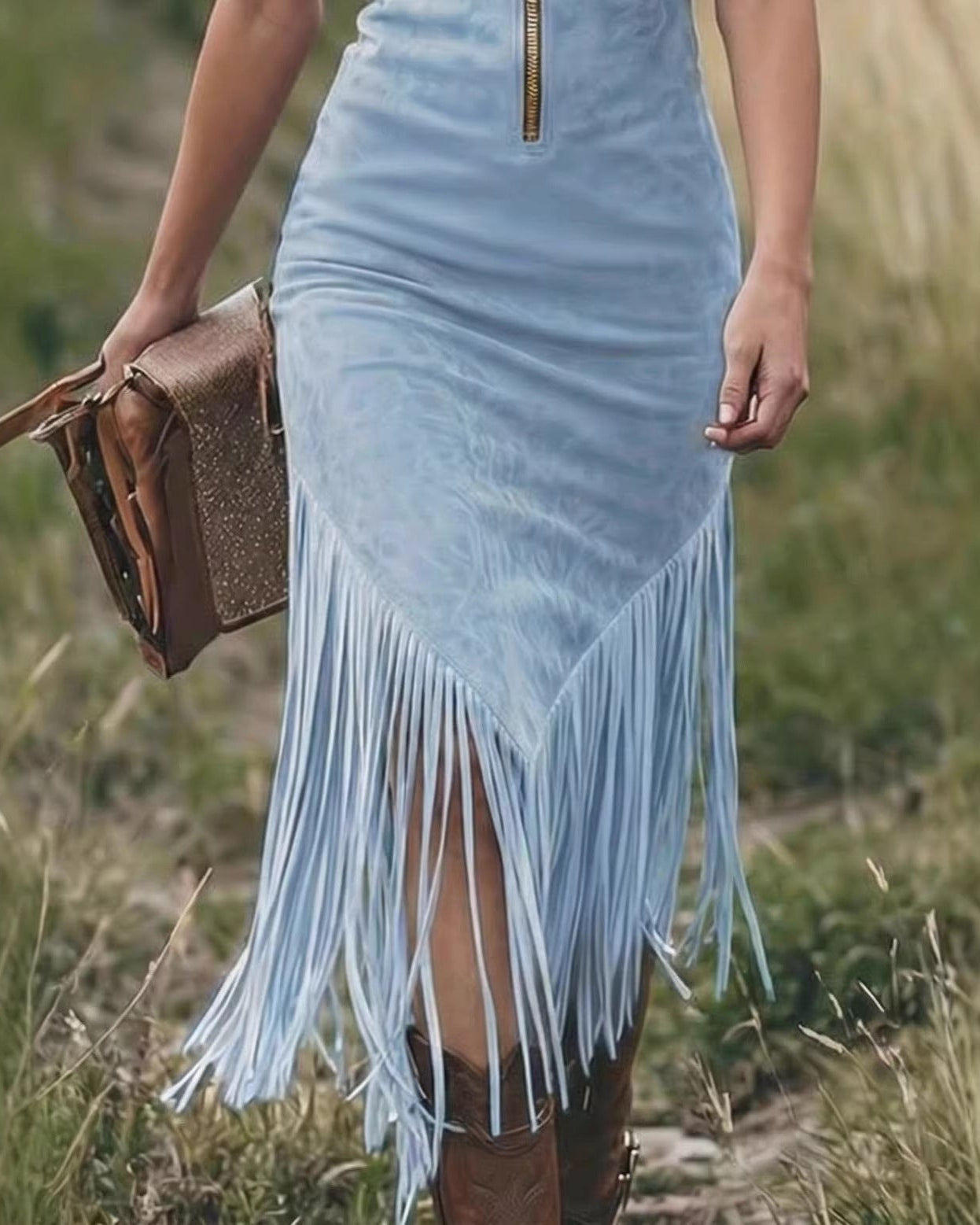 Diletta | Abito midi in faux suede azzurro con zip dorata e frange