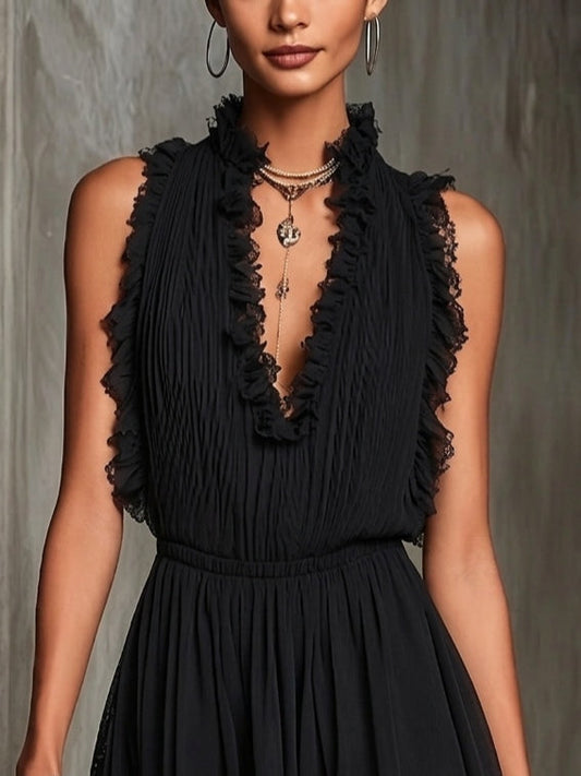 Tuta nera plissettata in chiffon con pizzo e bordo a volant