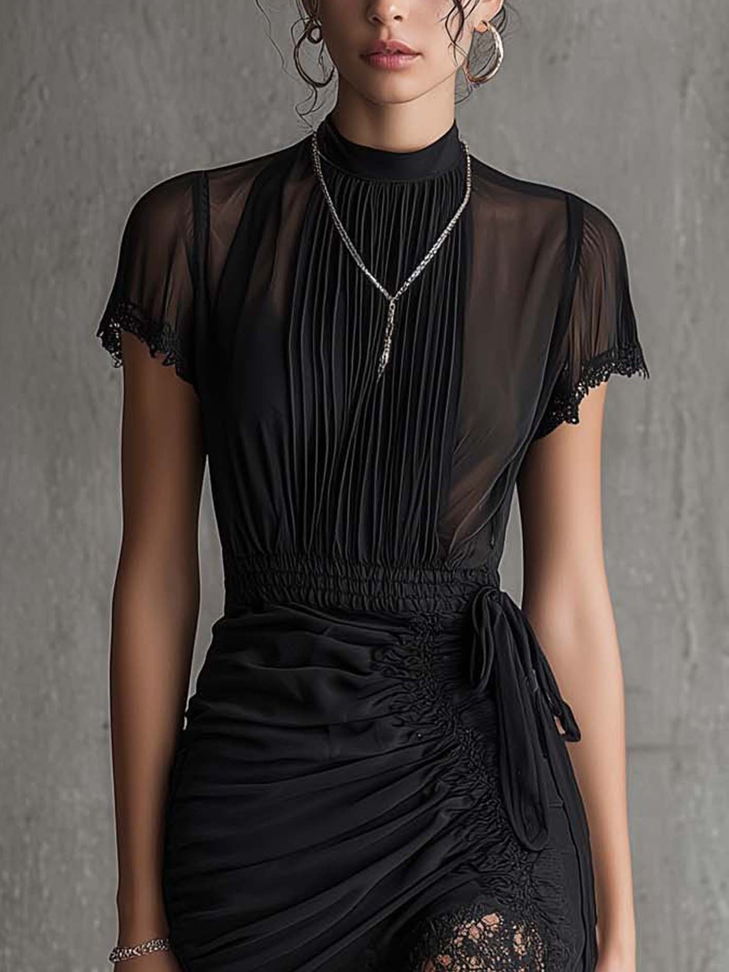 Vestito corto nero in chiffon con pieghe in vita e bordo in pizzo