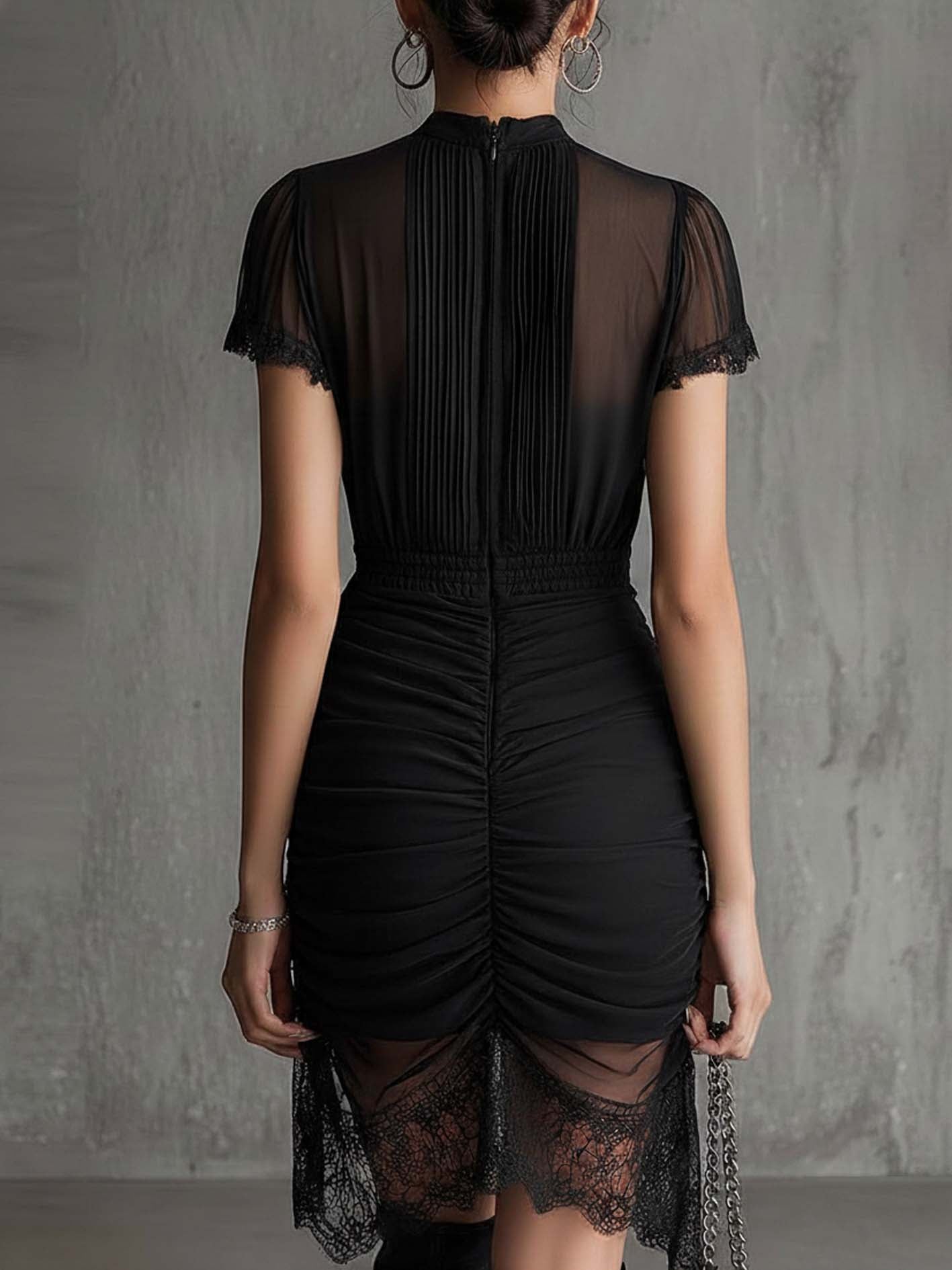 Vestito corto nero in chiffon con pieghe in vita e bordo in pizzo