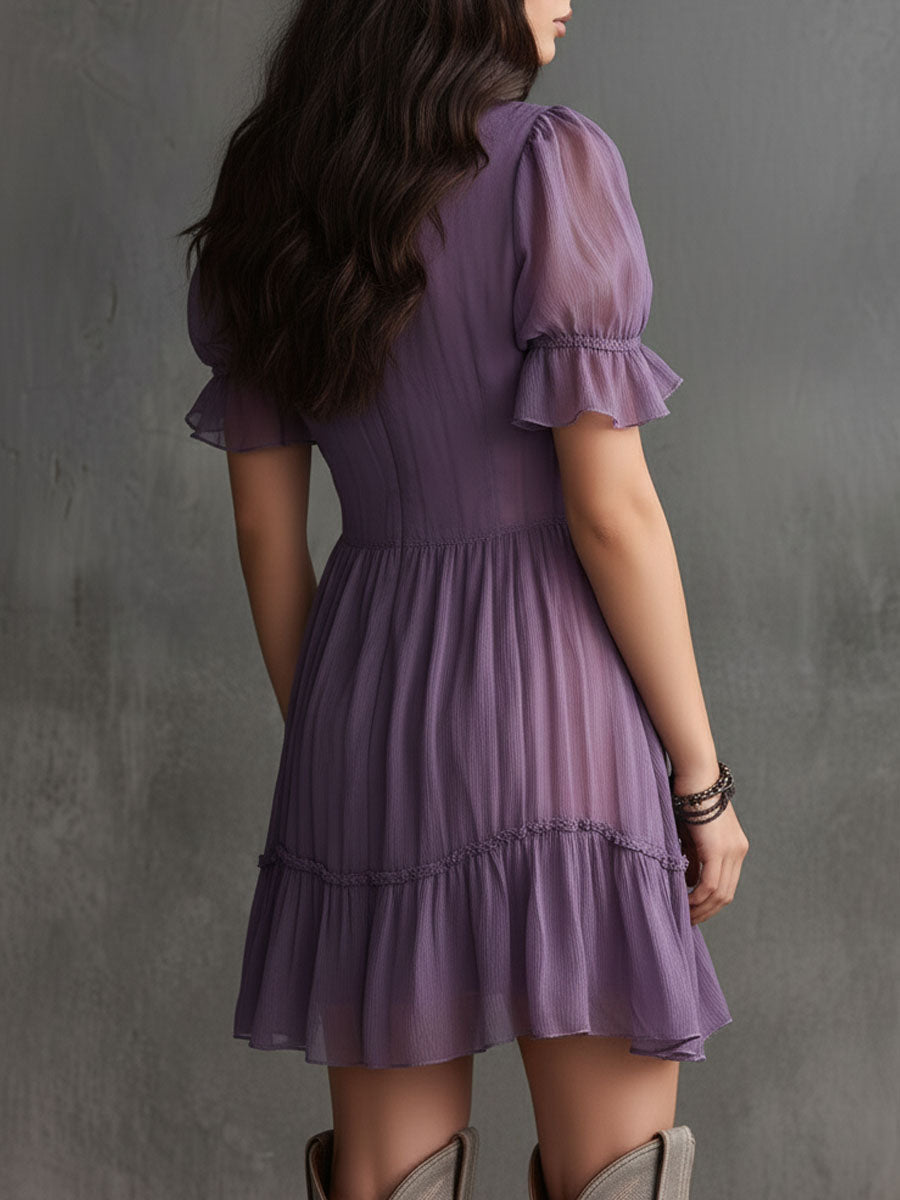 Abito corto in chiffon viola con maniche a sbuffo, balze e bottoni frontali