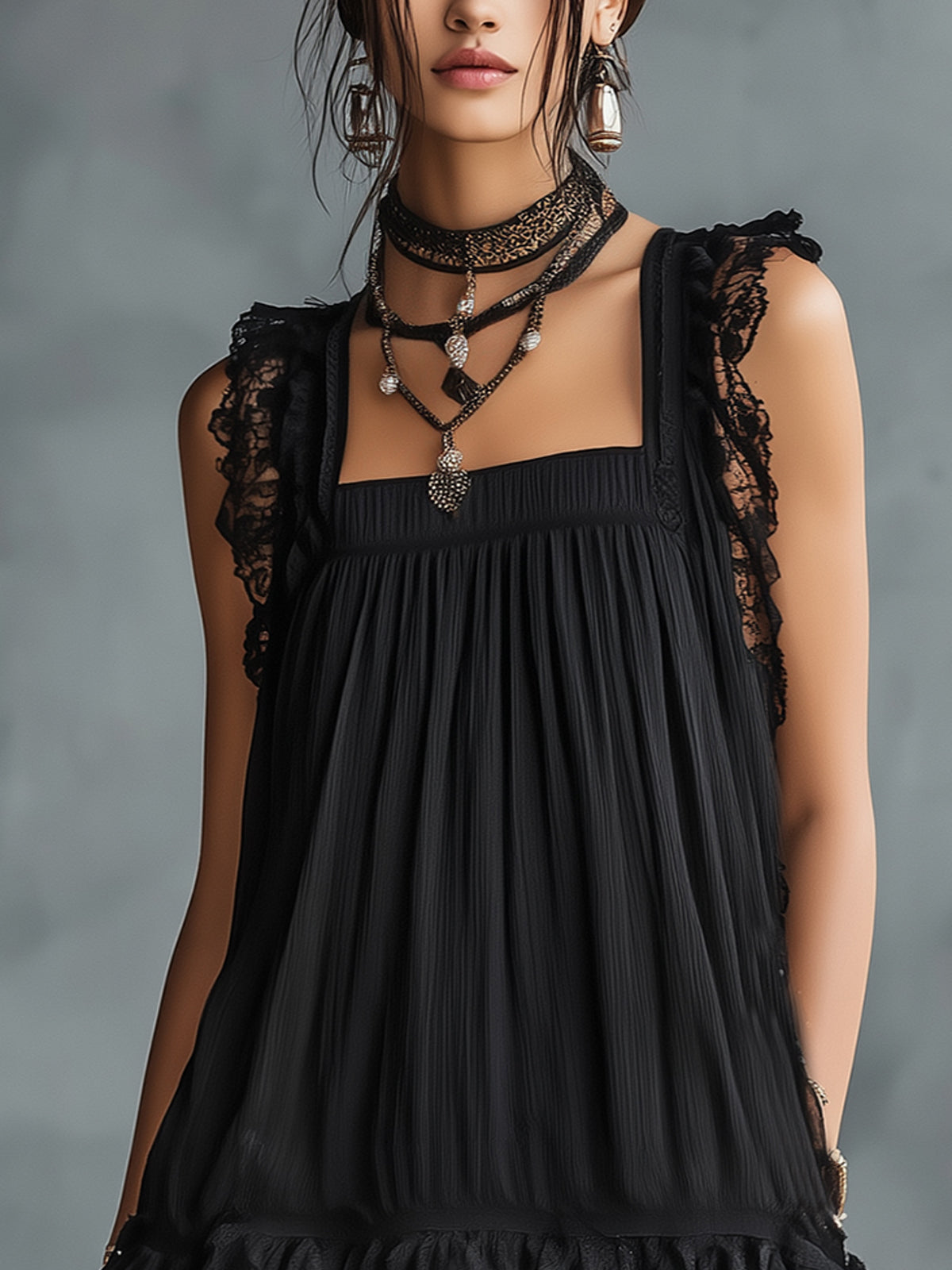 Vestito mini nero a pois trasparente con bordo in pizzo e volant