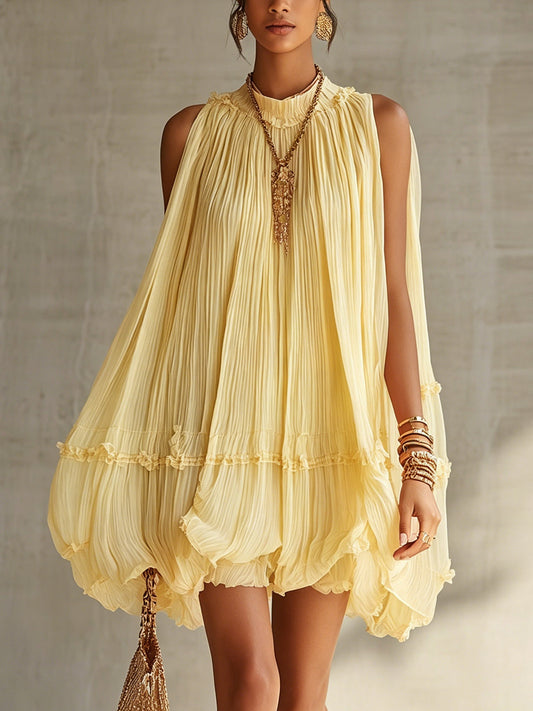 Abito mini giallo in chiffon con scollo a halter, ruches e taglio a palloncino