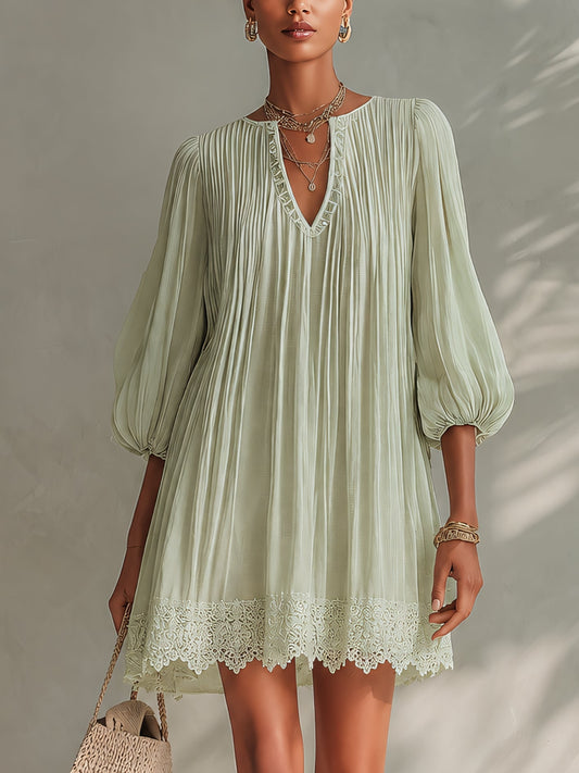 Vestito mini verde chiaro in chiffon plissettato con maniche a lanterna e pizzo
