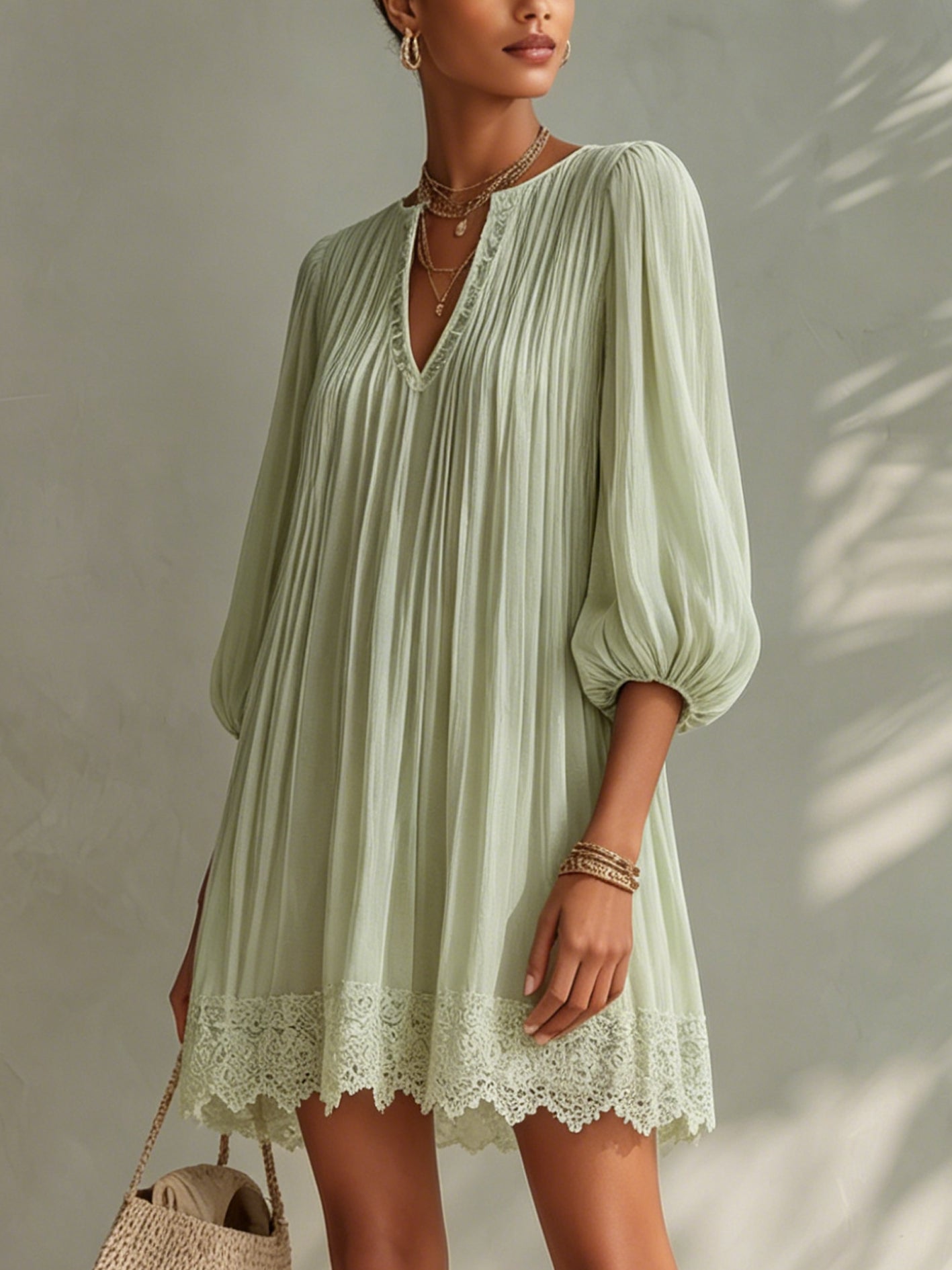 Vestito mini verde chiaro in chiffon plissettato con maniche a lanterna e pizzo