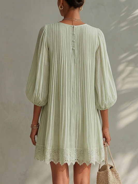 Vestito mini verde chiaro in chiffon plissettato con maniche a lanterna e pizzo