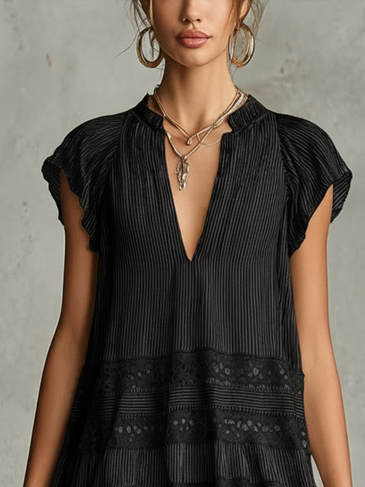 Vestito corto in chiffon a righe nere, con bordo in pizzo e volant