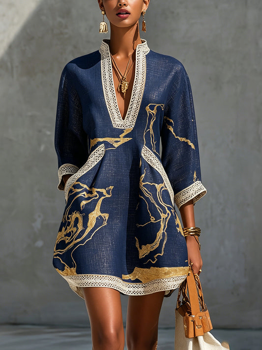 Minidress blu navy con stampa dorata, scollo a V e inserti a uncinetto
