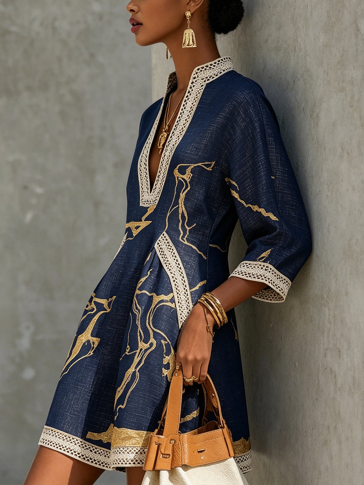 Minidress blu navy con stampa dorata, scollo a V e inserti a uncinetto