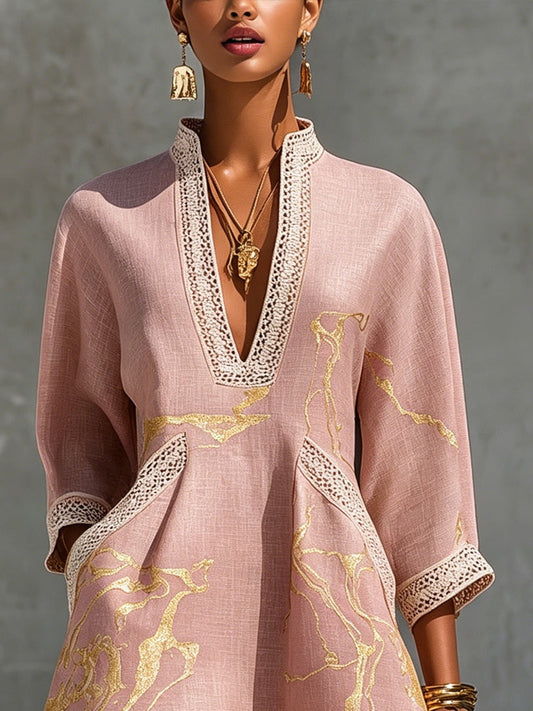 Minidress rosa con scollo a V, inserti a uncinetto e stampa dorata