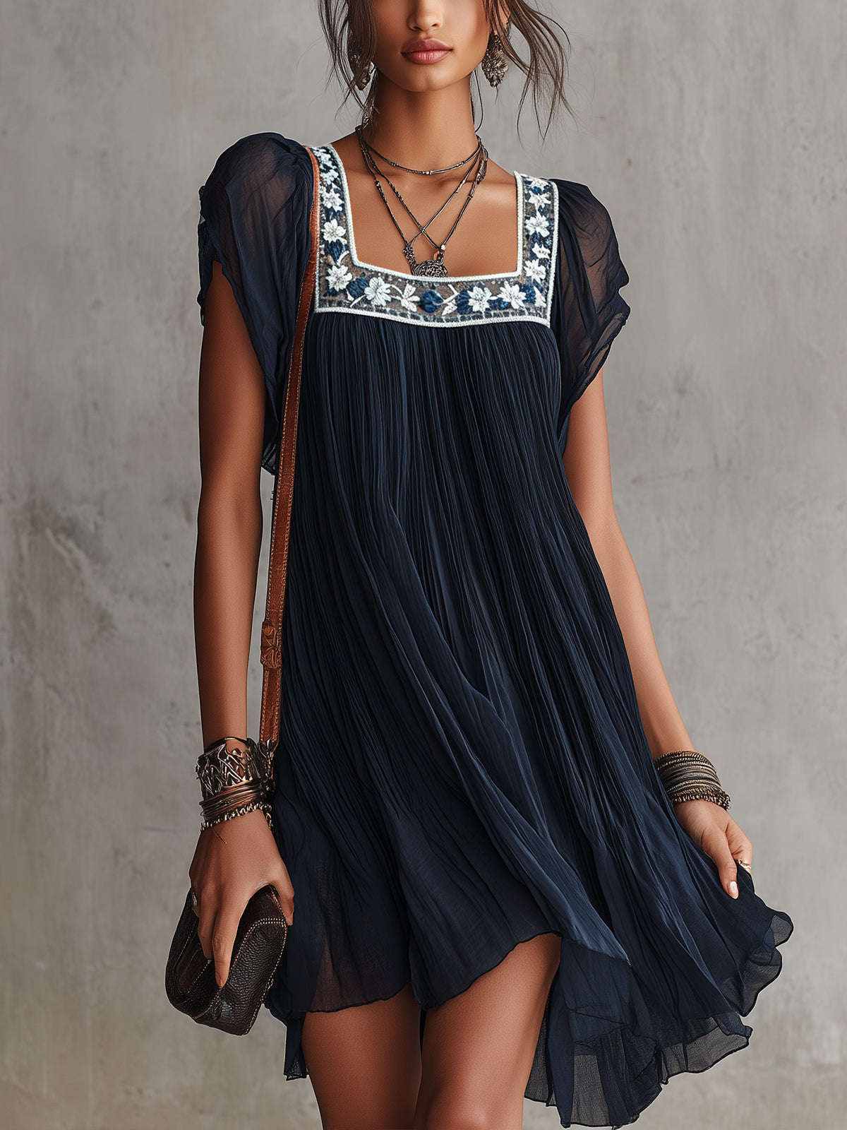 Abito mini in chiffon a pieghe blu navy con ricami floreali