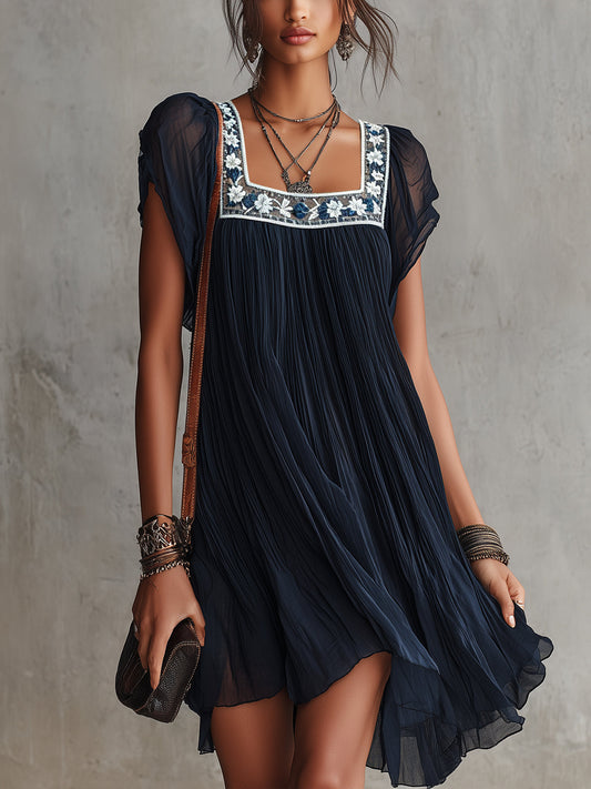 Abito mini in chiffon a pieghe blu navy con ricami floreali