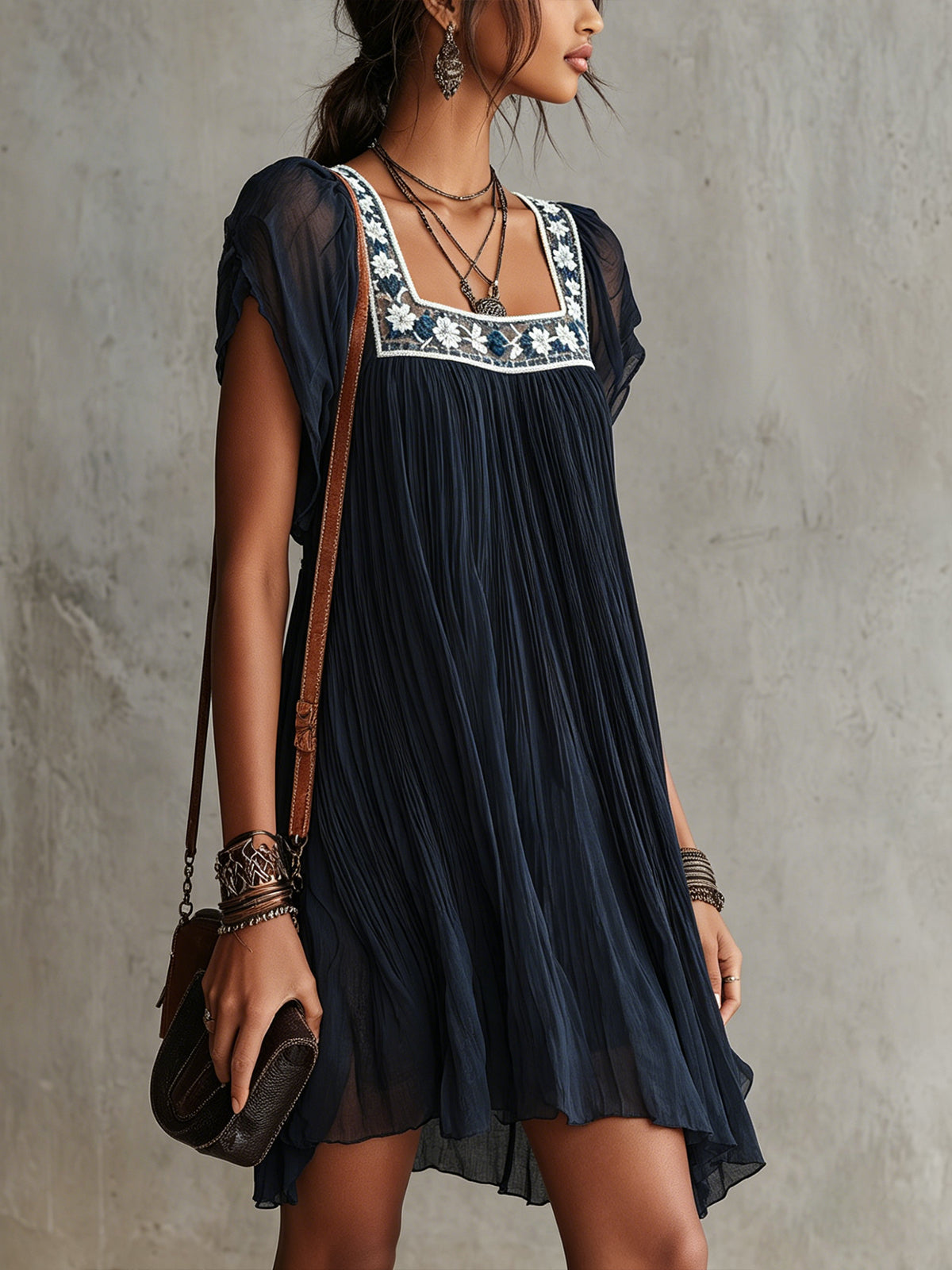 Abito mini in chiffon a pieghe blu navy con ricami floreali