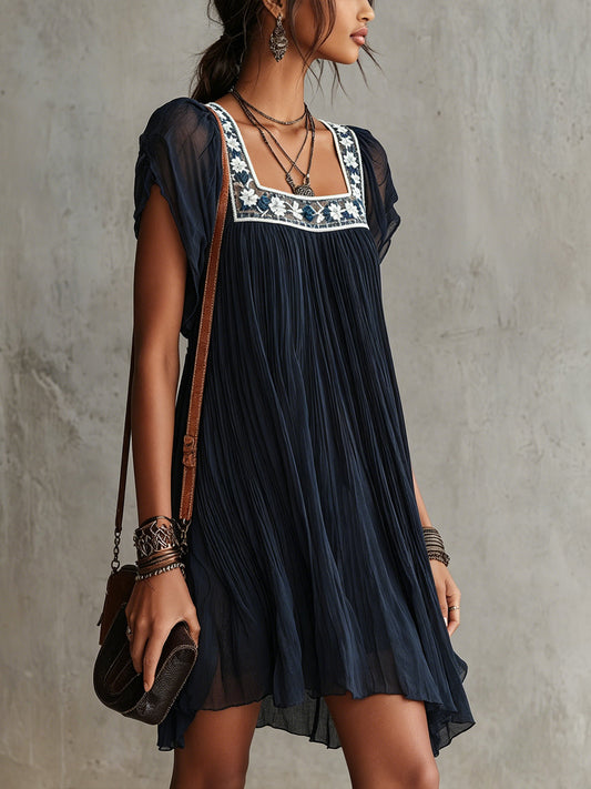 Abito mini in chiffon a pieghe blu navy con ricami floreali