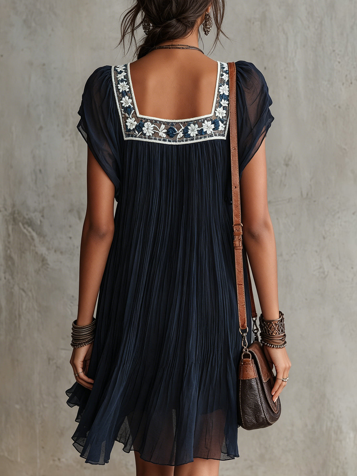 Abito mini in chiffon a pieghe blu navy con ricami floreali