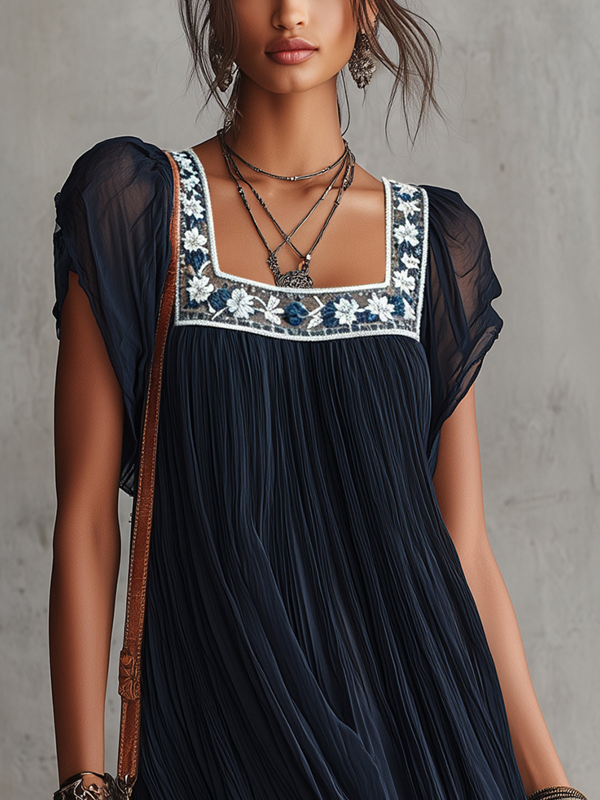 Abito mini in chiffon a pieghe blu navy con ricami floreali