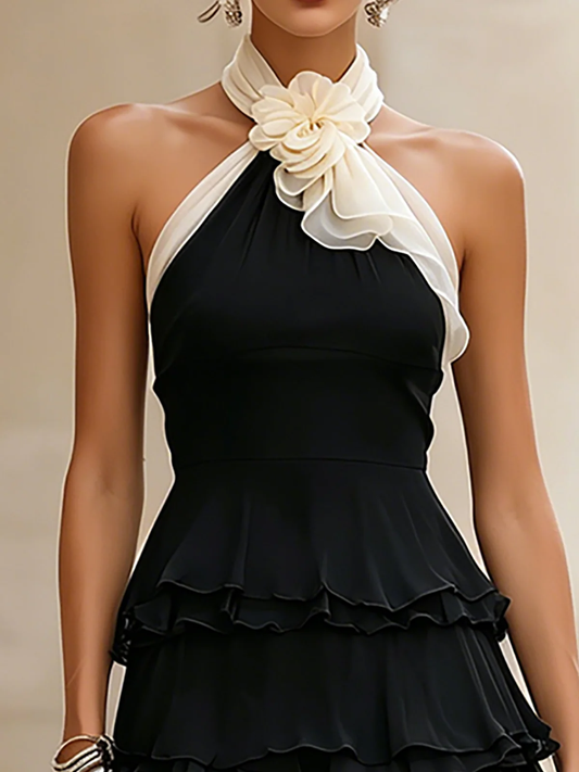 Vestito mini nero a strati in chiffon con motivo floreale e scollo halterneck