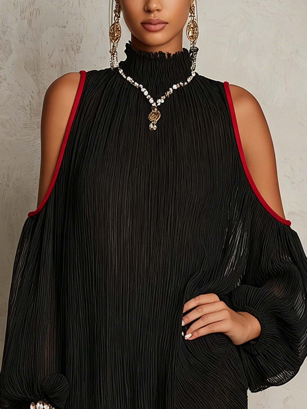 Abito mini in chiffon nero a pieghe con spalle scoperte e bordo rosso