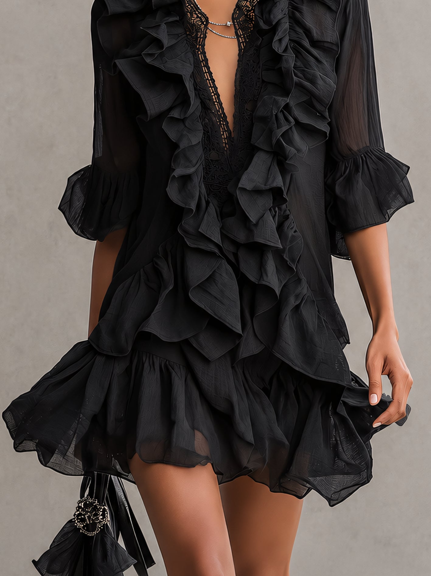 Vestito mini nero in pizzo chiffon con volant