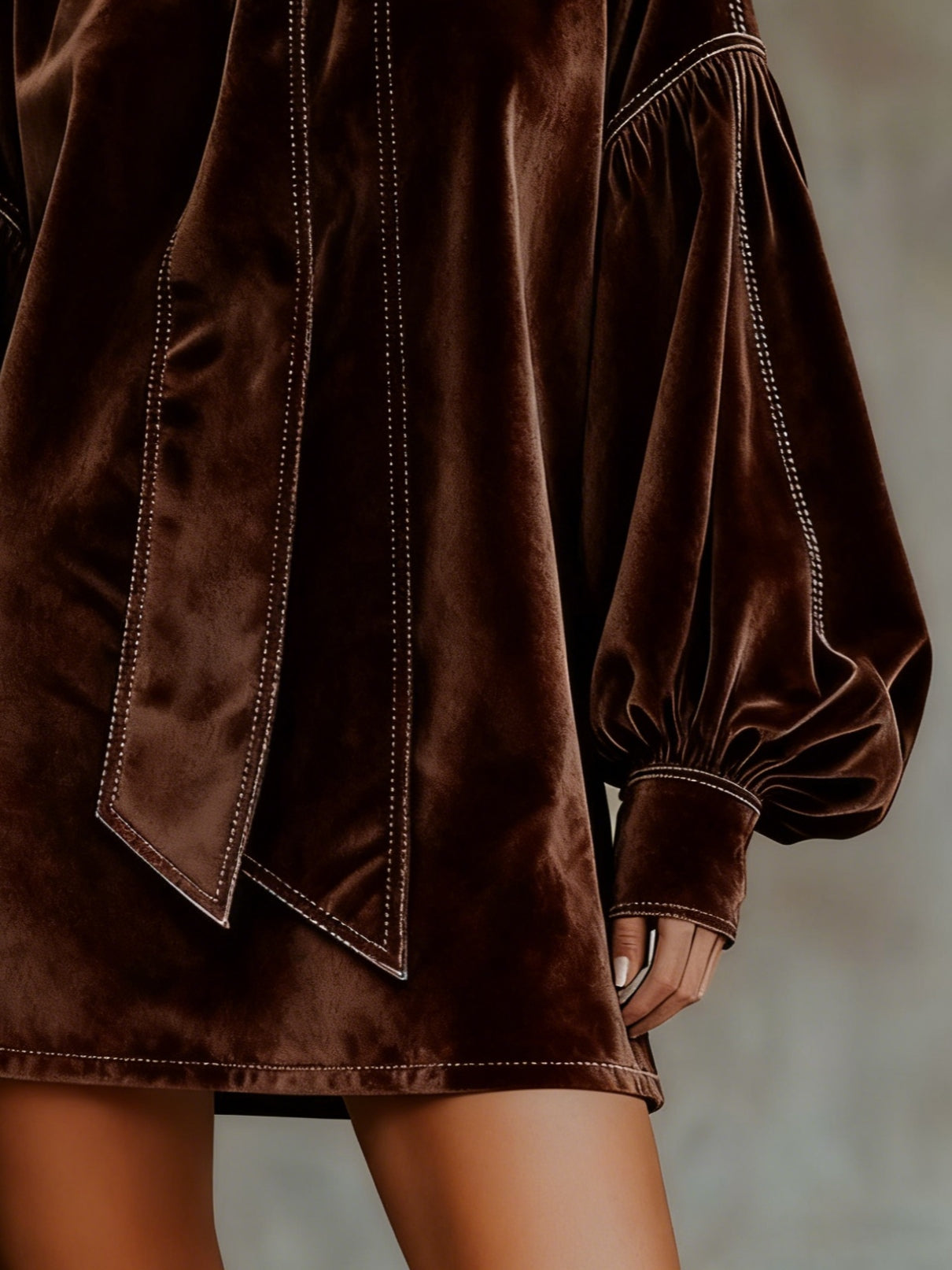 Vestito mini in velluto marrone scuro con fiocco e maniche a lanterna