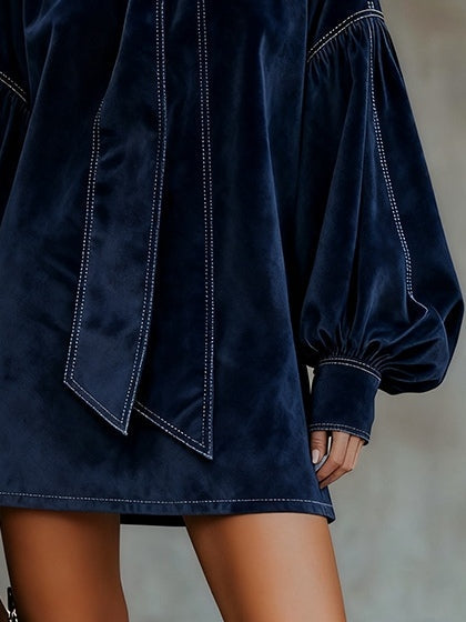 Vestito corto in velluto blu scuro con fiocco e maniche a lanterna