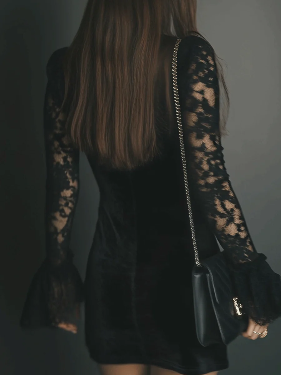 Vestito mini nero in velluto con pizzo e maniche svasate