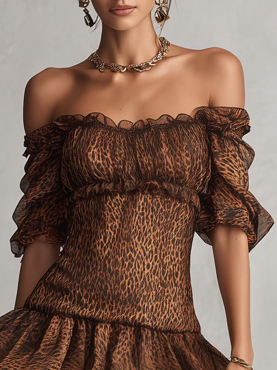 Abito mini retrò in chiffon con stampa leopardata, senza spalline, con volant