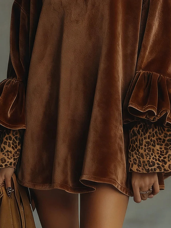 Vestito mini in velluto con stampa leopardata e maniche a balza con polsini